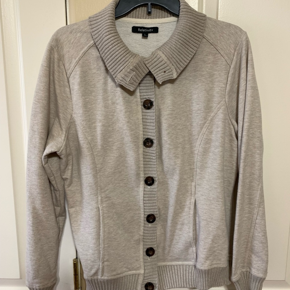 Relativity womens cardigan sweater L cream color w/side pockets